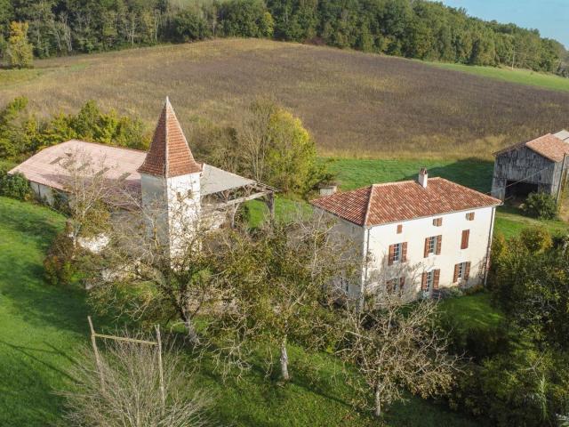 Ensemble en pierre, restauré, sur 2 hectares de terrain sans. 300m² Brassac