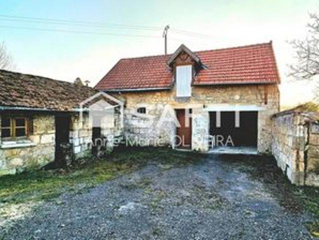 Ensemble immobilier: Maison100m2, des dépendances dont une en pierre de taille 80m2,stationnement, jardin clos