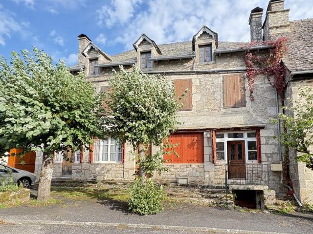 Ensemble Immobilier Maison 10 Pièces, Grange et petite Forge