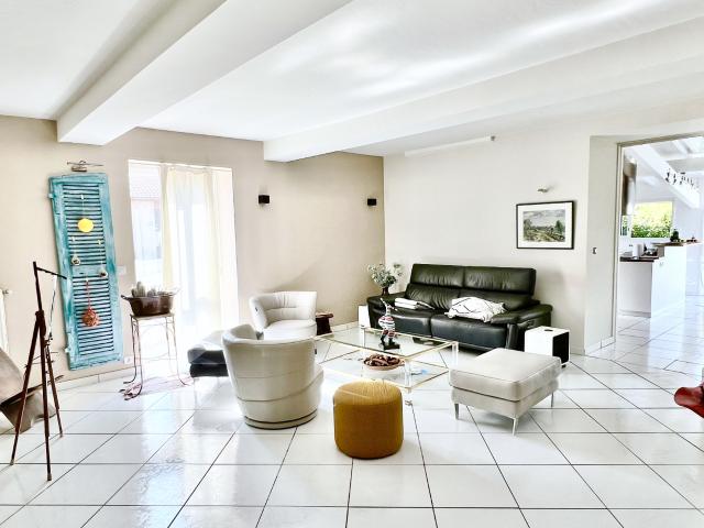 Ensemble immobilier: maison + 3 appartements sur une parcelle de 7 000 m2