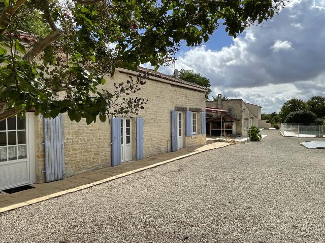 Ensemble immobilier maison et 4 gites