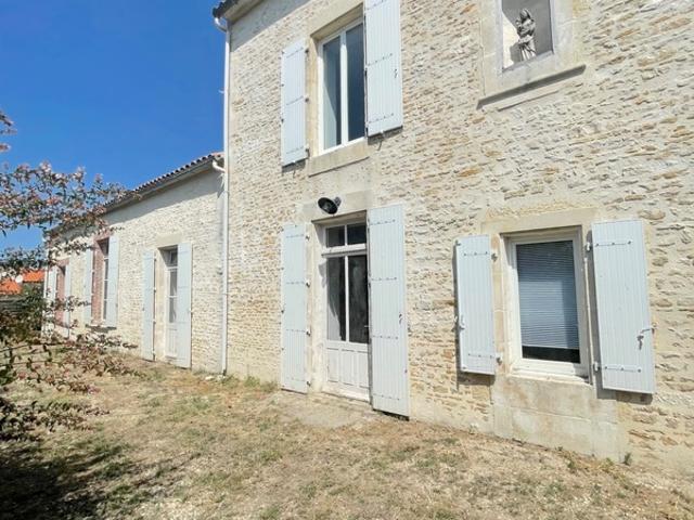 Ensemble immobilier mixte aux grands espaces: habitation & activité commerciale à Sainte Radégonde des Noyers en VENDEE 85