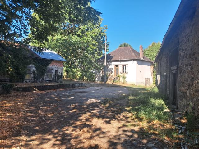 ENSEMBLE IMMOBILIER au coeur d'un écrin naturel d'exception sur 7Ha 45