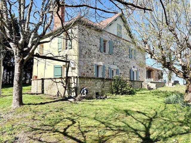 Ensemble immobilier avec 5 logements à 10 min de Villeréal 375m² Villeréal