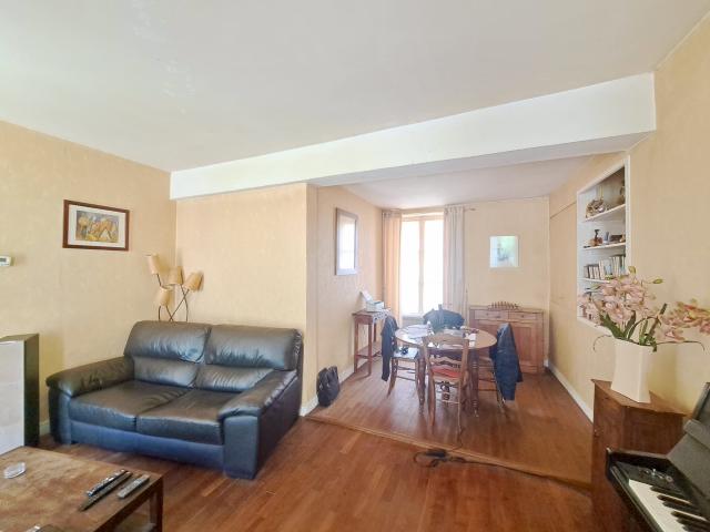 Ensemble Immobilier avec appartement en rez de jardin dans le centre historique de Senlis avec une chambre, un