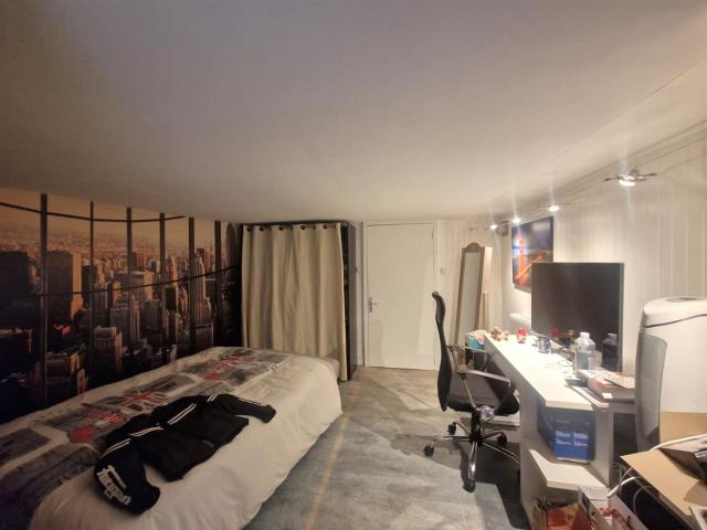 ENSEMBLE IMMOBILIER avec BÂTIMENT COMMERCIAL et LOGEMENT