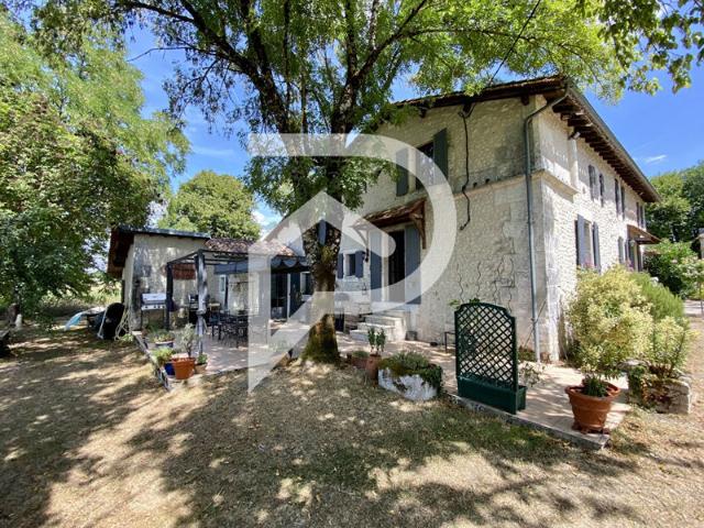 Ensemble immobilier avec dépendances, piscine et terrain, situation privilégiée
