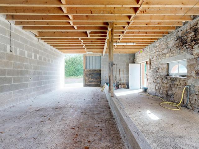Ensemble immobilier avec habitation, dépendances sur terrain