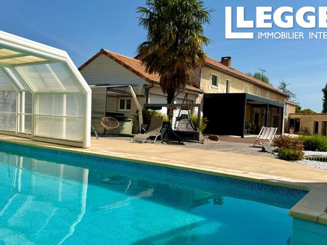 Ensemble immobilier avec habitation, salle de réception, hangars professionnels sur terrain clos avec piscine