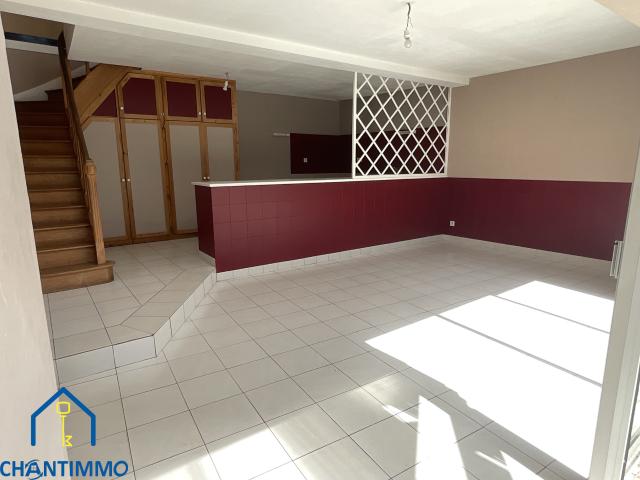Ensemble immobilier avec local commercial et habitation 215 m2 à STE CECILE
