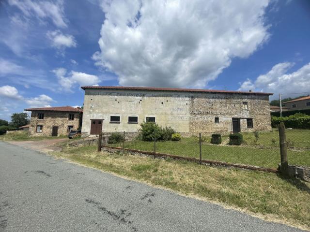 Ensemble immobilier avec maison dependances et terrain