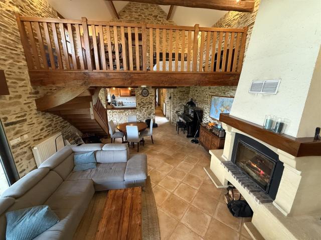 Ensemble immobilier avec maison en pierre rénovée potentie. 185m² Jumilhac le Grand