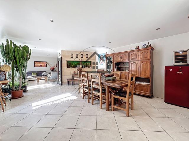 Ensemble immobilier avec maison familiale, grand atelier, bu