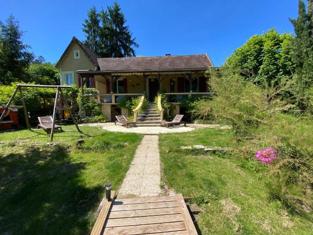 Ensemble immobilier avec piscine et fort potentiel locatif aux Eyzies