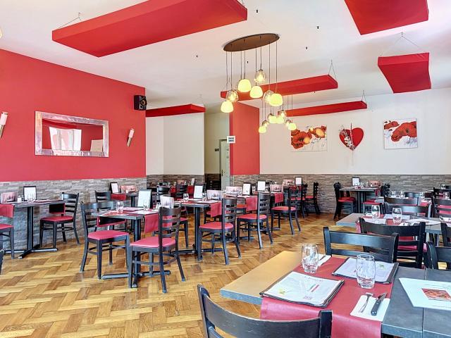 Ensemble immobilier avec restaurant + surface à aménager de 180m2 et annexe sur 11 ares