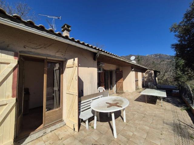Ensemble immobilier à rénover avec 1,6 ha de terrain proche Olargues