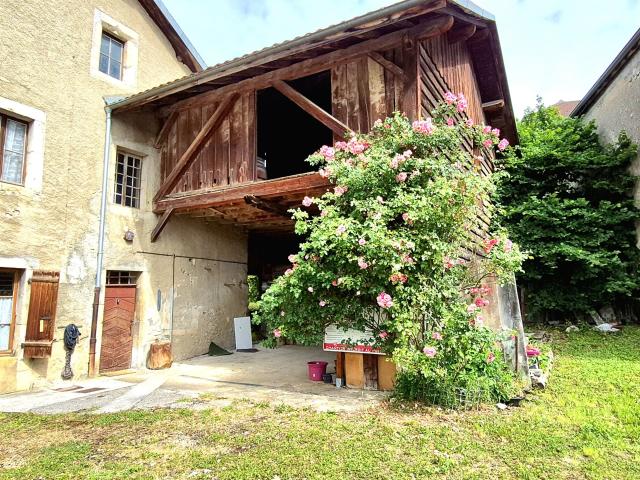 Ensemble immobilier à rénover et terrain constructible 102m² Gex