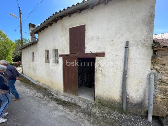 Ensemble immobilier à rénover – Maison + 2 chais 300 m² – Fort potentiel – Saint Fort sur Gironde