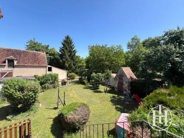 Ensemble immobilier ancien hôtel restaurant plus de 8000m2 clos à Urçay