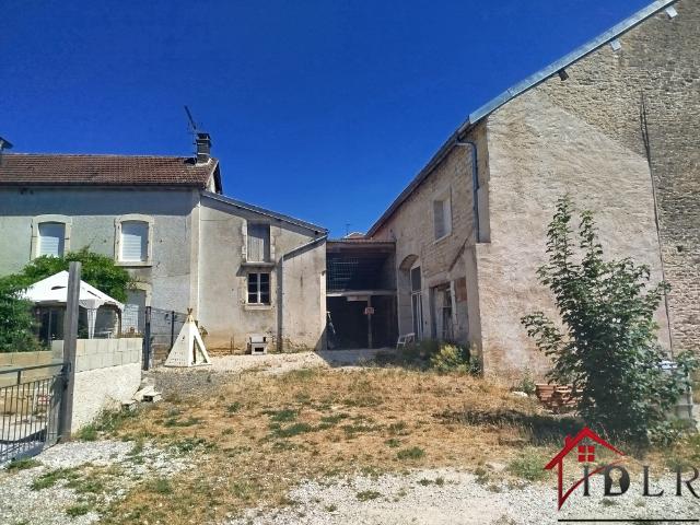 ENSEMBLE IMMOBILIER COMPOSE DE 3 MAISONS