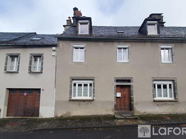 Ensemble immobilier composé de deux maisons mitoyennes Pierr. 152m² Pierrefort