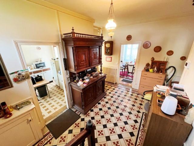 IDEAL INVESTISSEUR: Ensemble immobilier composé d'une maison de 110 m2 et d'un bâtiment aménagé de 170m sur so