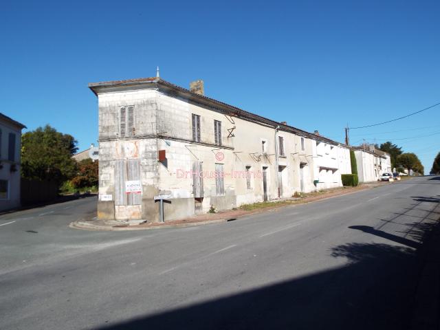 Ensemble immobilier dans bourg