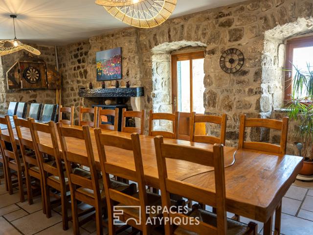 Ensemble immobilier de caractère avec gîtes au coeur d'un vi. 650m² Rochepaule