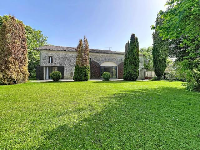 Ensemble immobilier de caractère avec piscine