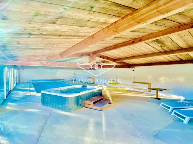 Ensemble immobilier de caractère avec piscine couverte et fo. 500m² Valréas