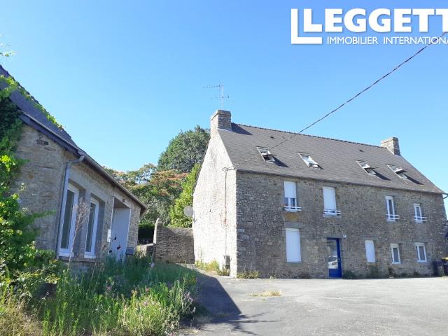 Ensemble immobilier de caractère clos avec cour et jardin, ancien presbytère, avec 4 appartements et 4 garages