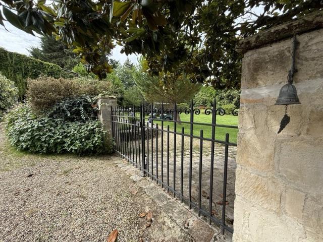Ensemble immobilier de caractère sur parc paysager avec piscine et dépendances ? Secteur Senlis
