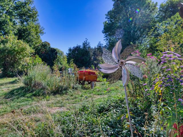 Ensemble immobilier de charme avec résidence principale et 3 gîtes, vaste terrain SAINT AGREVE 07