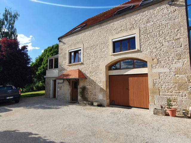 Ensemble immobilier de deux maisons 300m2 rénovées avec un terrain arboré de 3700m2 proche de DIJON 45mn