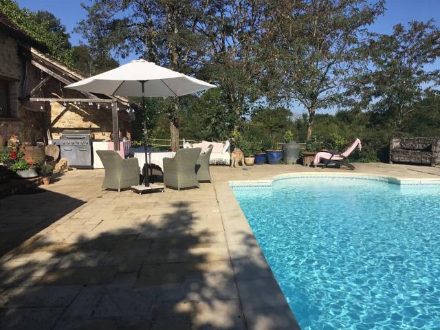 Ensemble immobilier de deux maisons avec vue et sur près de. 305m² Bélâbre