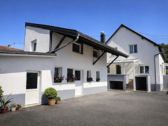 Ensemble immobilier de 192m2: maison et dépendance sur un terrain de 1548m2 avec piscine