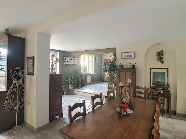Ensemble immobilier de 247 m2 avec dépendances de + de 200 m2 et grand terrain 3859 m2