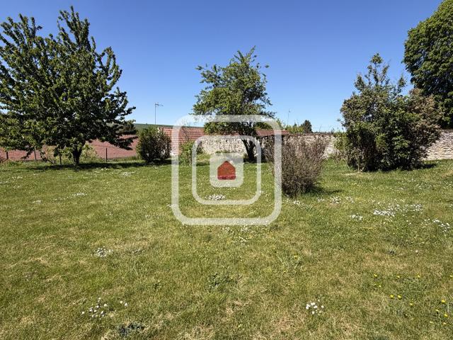 Ensemble immobilier de 278 m2 avec jardin, piscine et dépendances