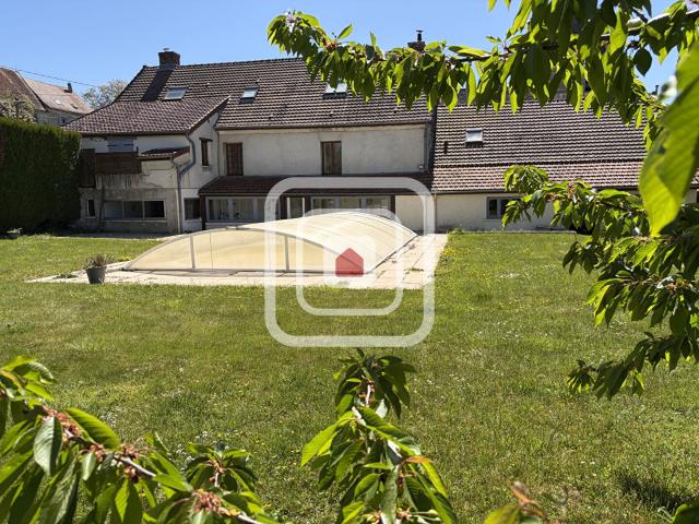 Ensemble immobilier de 278 m2 avec jardin, piscine et dépendances