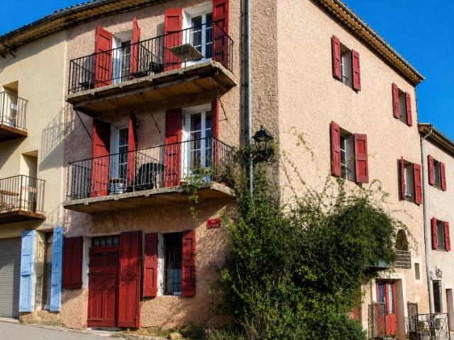 ENSEMBLE IMMOBILIER DE 338 M² ANCIEN HÔTEL RESTAURANT ET MAISON DE CARACTÈRE 285000