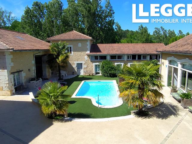Ensemble immobilier de 3 maisons, 3 gites, 4 chambres d'hôtes, dépendances, garage, piscine.terrain de 9ha