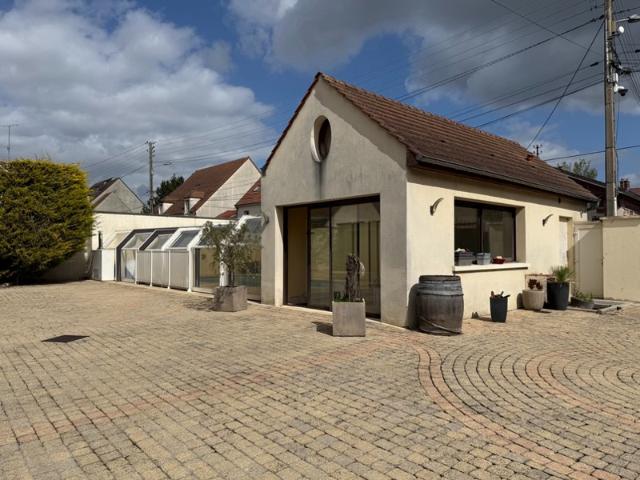 Ensemble immobilier d'exception, volumes, potentiel et rareté à PONT SAINTE MAXENCE!