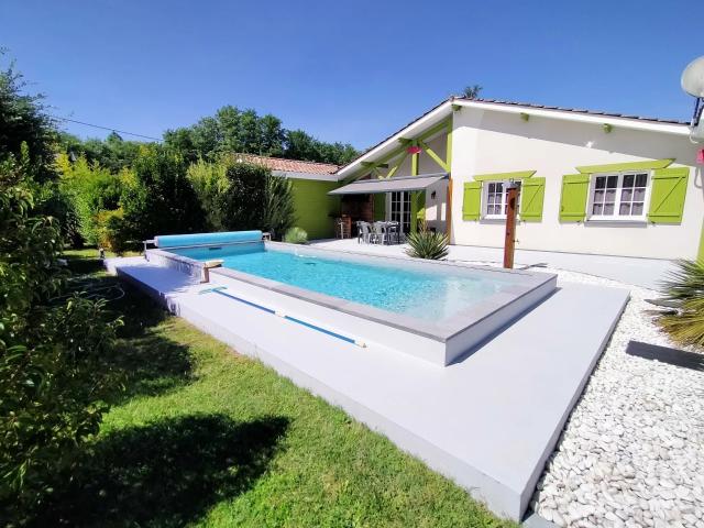 Ensemble immobilier disposant d'une maison principale et de 2 gîtes. Proche de Lacanau océan