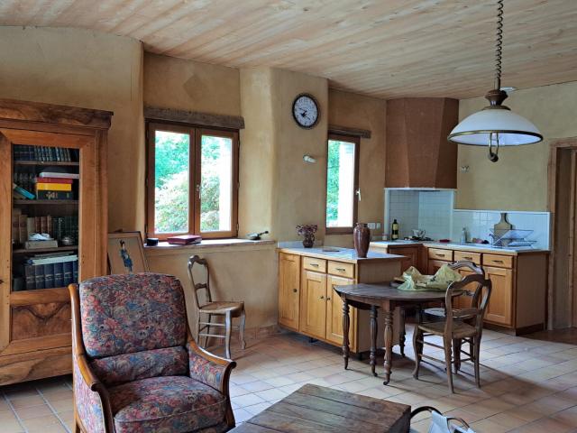 ensemble immobilier dont deux maisons de 285m2 habitable au total en parfait état sur plus de 3ha de prairies