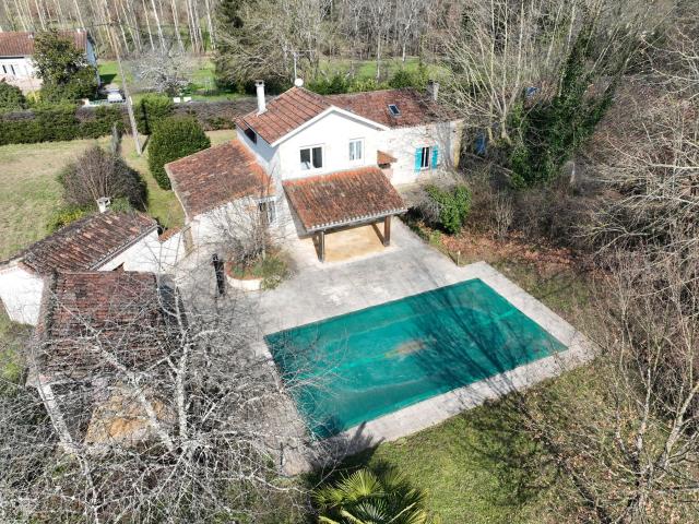 Ensemble de charme en pierre, deux piscines, proche commodit. 368m² Saint Vite
