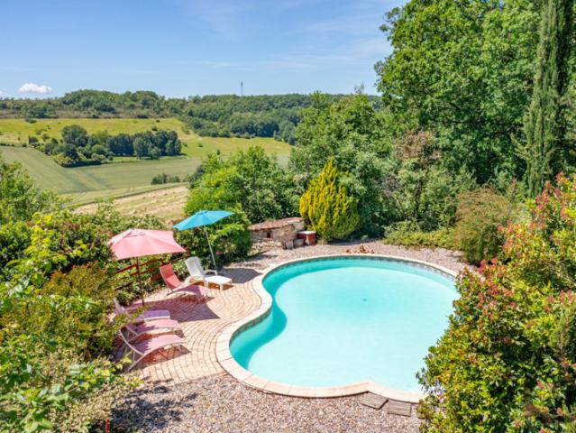 Ensemble immobilier en pierre avec piscine