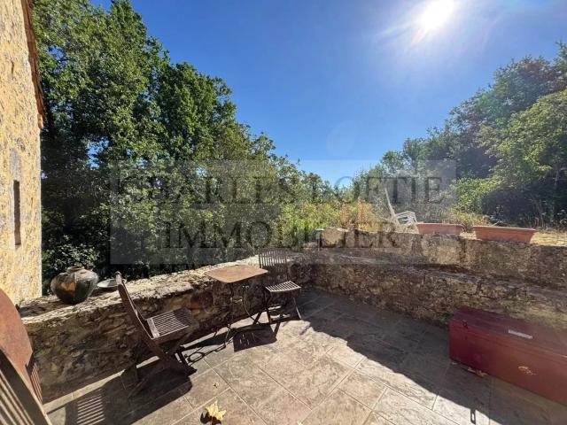 Ensemble immobilier en pierre avec 15 ha de terrain