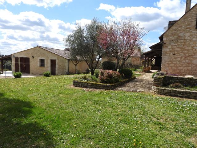 Ensemble immobilier en pierre proche Cazals Lot 46250 ave. 178m² Montcléra