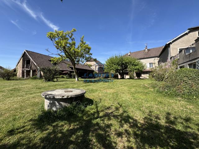ENSEMBLE IMMOBILIER HISTORIQUE, AVEC PLUSIEURS DÉPENDANCES, SUR 3386M2 DE TERRAIN AU CENTRE VILLE DE MÉLISEY
