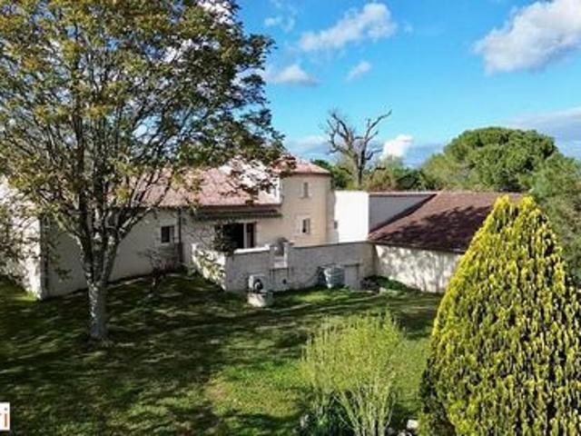 Ensemble immobilier idéalement situé entre Villeneuve sur Lot et Agen de nombreuses dépendances sur une parcelle de 2454m2